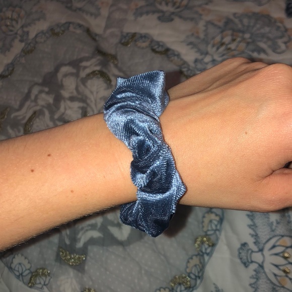 set of 4 scrunchies - Picture 5 of 6